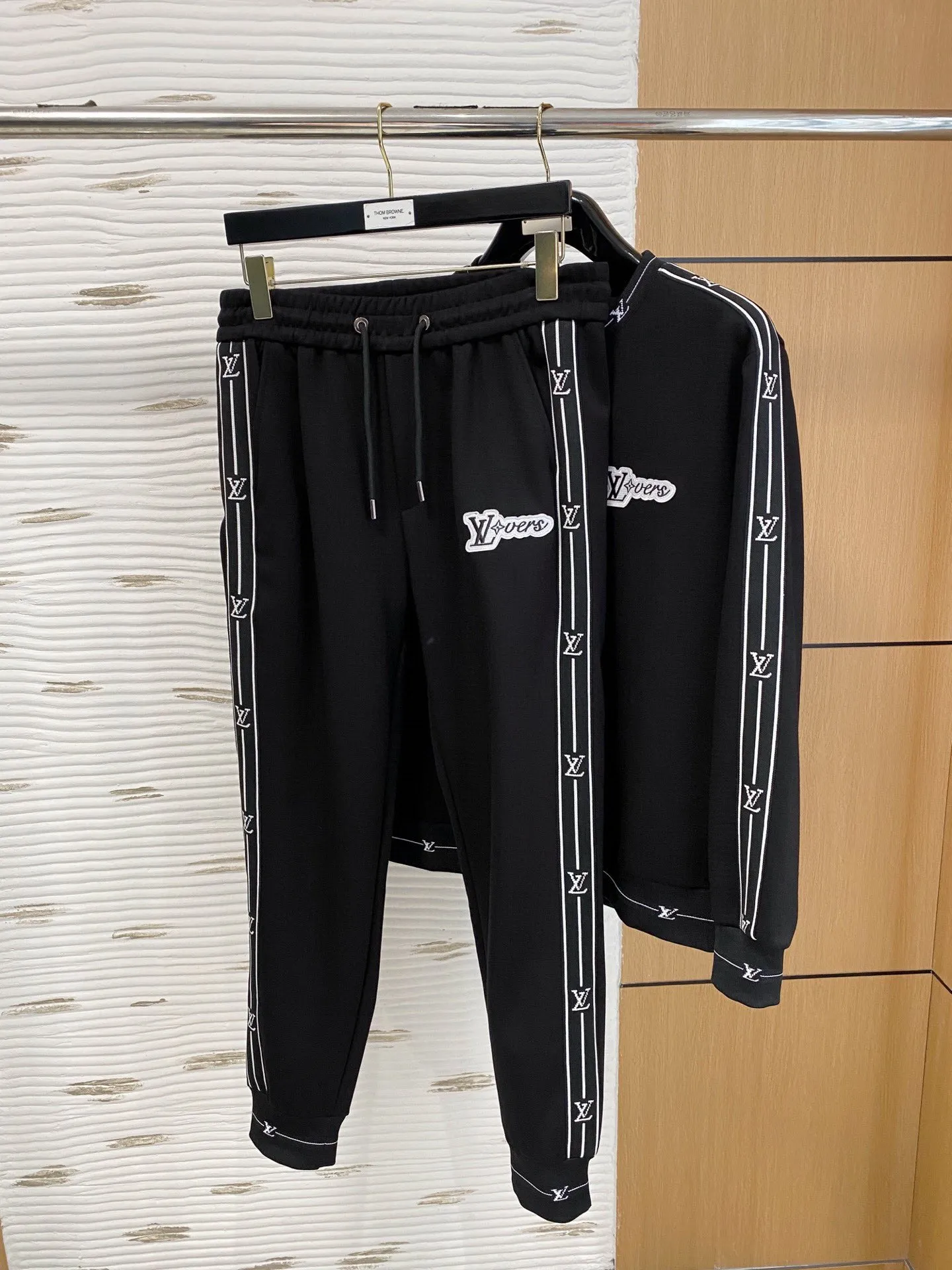 🅿️540 [LV Louis Vuitton] hot-selling suit is coming. Focus on the original version of the official website. 2025 new hot-selling round neck sweatshirt suit. The original order is the best 🇭🇰. It is the meticulous work of top designers for a fitting and perfect upper body effect. All-natural high-quality Tencel Roman cotton 100%, close-fitting comfort, noble and elegant! Original hardware embodies elegance and nobility! Counter size: M-3XL (maximum wear up to 190 pounds)